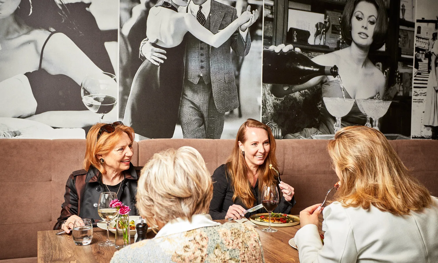 Goście przy stoliku w restauracji MOMENTI